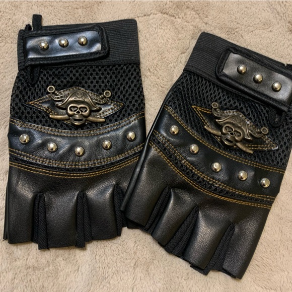 Half-Finger Pirate Skull Riding Gloves - Picture 8 of 8